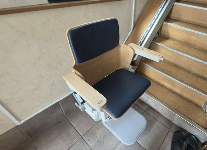 1階から2階の屋内直線階段に「エスコートスリム」を設置しました｜日本最大級のいす式階段昇降機 専門サイト 階段昇降機.com