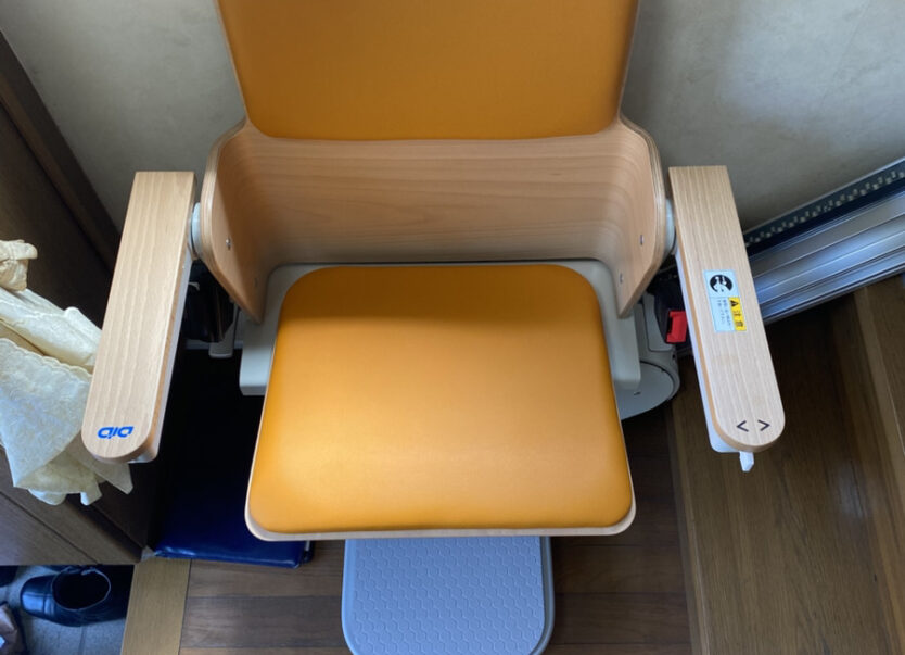屋内直線用昇降機「エスコートスリム」で、ご夫婦の移動を楽に！｜日本最大級のいす式階段昇降機 専門サイト 階段昇降機.com