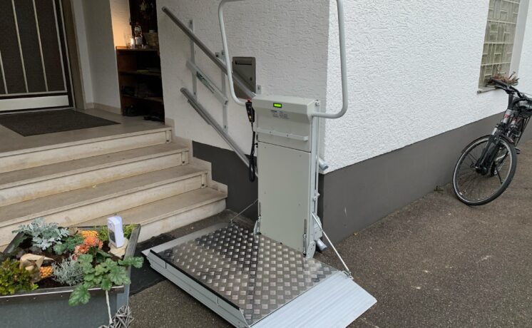 階段のバリアを解消する「車いす用階段昇降機」とは？｜日本最大級のいす式階段昇降機 専門サイト 階段昇降機.com