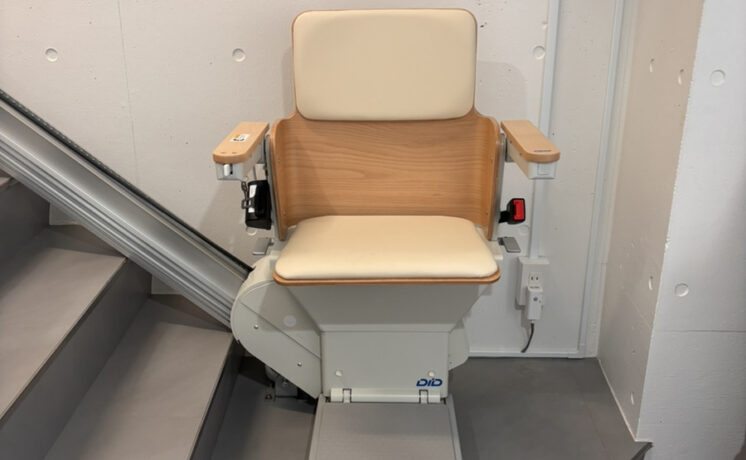 いす式階段昇降機を使ってみた感想｜日本最大級のいす式階段昇降機 専門サイト 階段昇降機.com