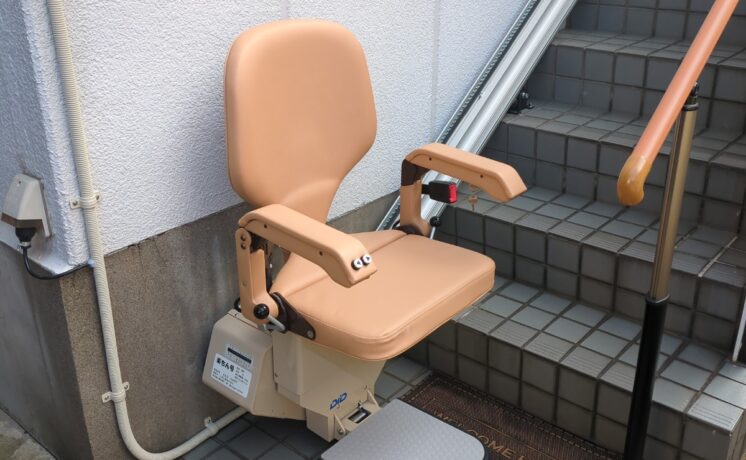 【比較】屋外用階段昇降機はなぜ屋内用よりも割高なのか？その価格差に隠された“鉄壁の守り”｜日本最大級のいす式階段昇降機 専門サイト 階段昇降機.com