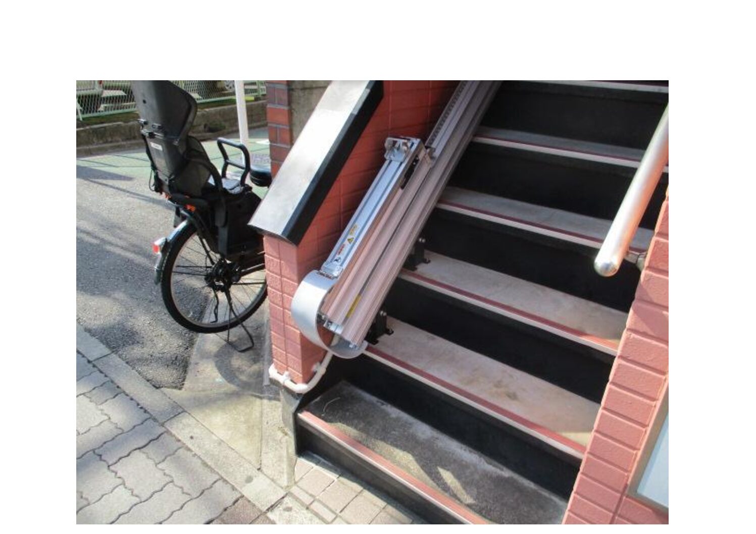 屋外階段昇降機で道路の縁石問題を「手動折りたたみレール」でスマートに解決！｜日本最大級のいす式階段昇降機 専門サイト 階段昇降機.com