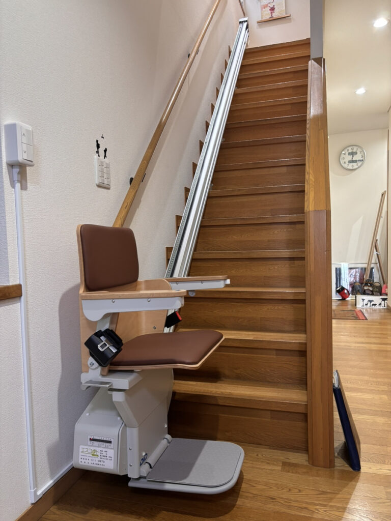 いす式階段昇降機 エスコートスリム